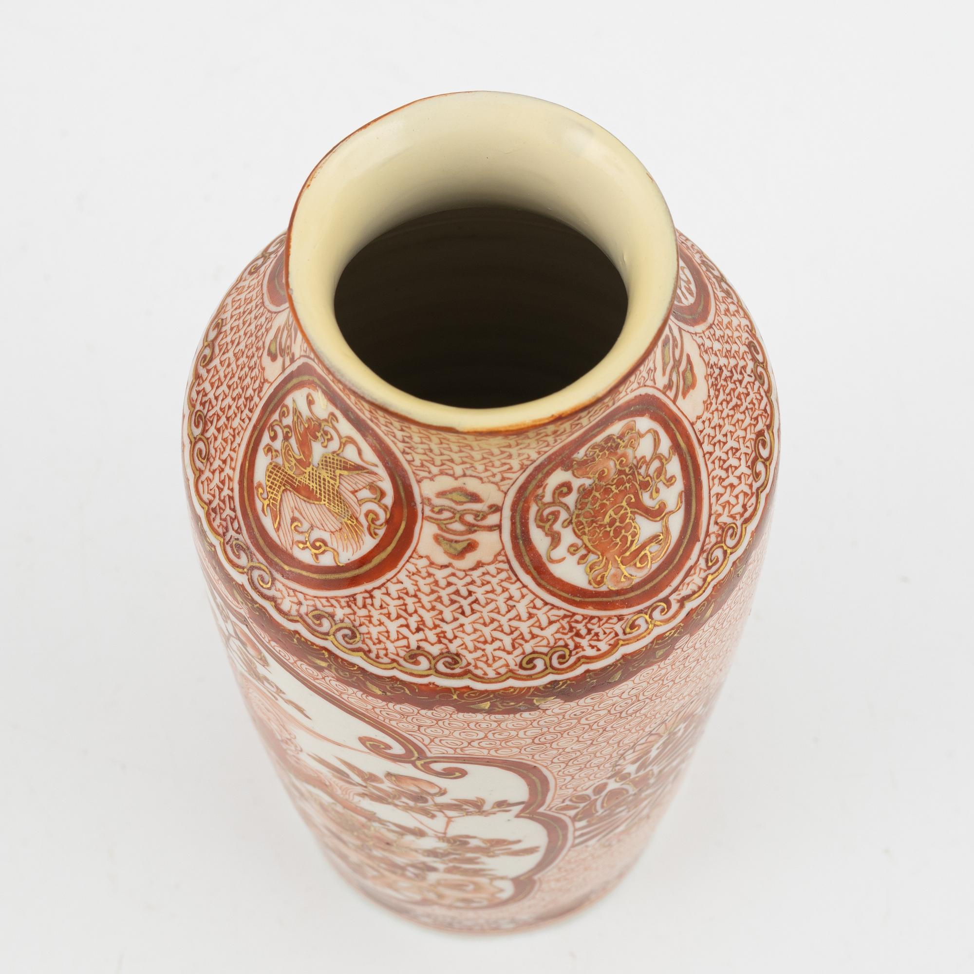 A porcelain vase, Japan, beginning of the 20th century.