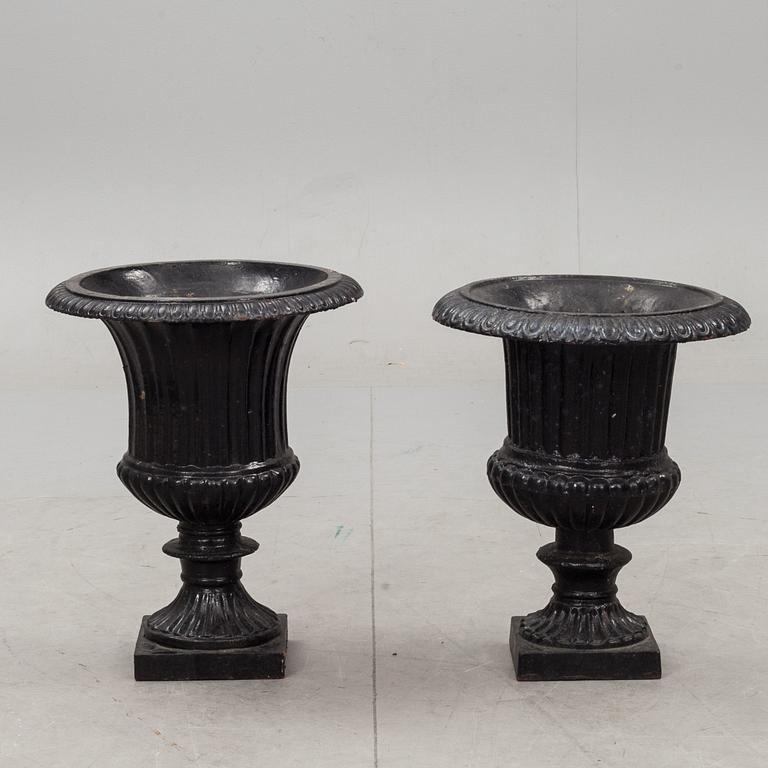 TRÄDGÅRDSURNOR, 2 st. snarlika, gjutjärn, 1900-tal.