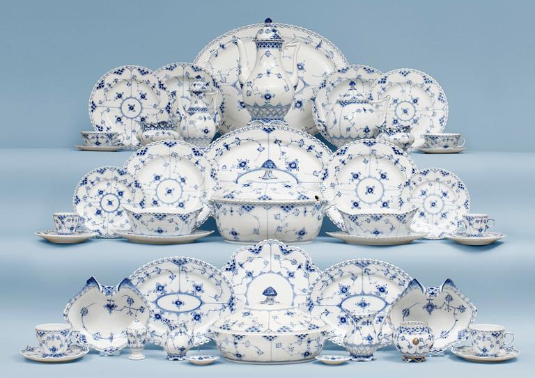 An extensive Royal Copenhagen 'Musselmaalet' dinner service, 20th Century. (219 pieces).