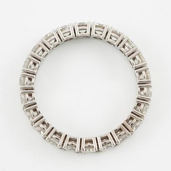 Ring full eternity 18K gold with round brilliant-cut diamonds.