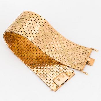 An 18K gold bracelet.