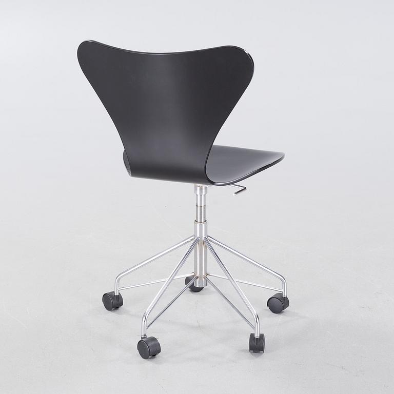 A desk chair by Arne Jacobsen for Fritz Hansen, model "Sjuan", 1992.