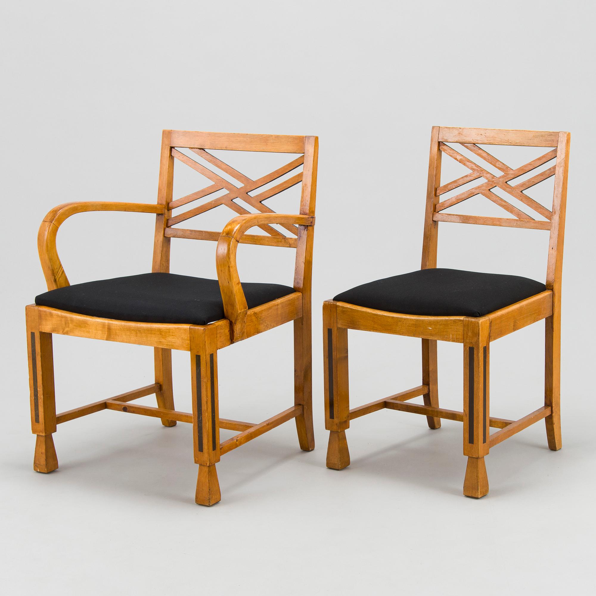 A 1920s/30s century dining table and set of 6 + 2 chairs.