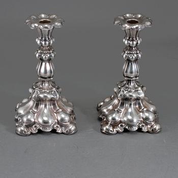LJUSSTAKAR, ett par, silver, barockstil,  CG Hallberg, Stockholm, 1957 och 1960.
