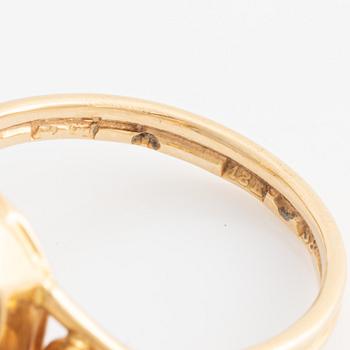 Ring in 18k gold with a blue synthetic stone.