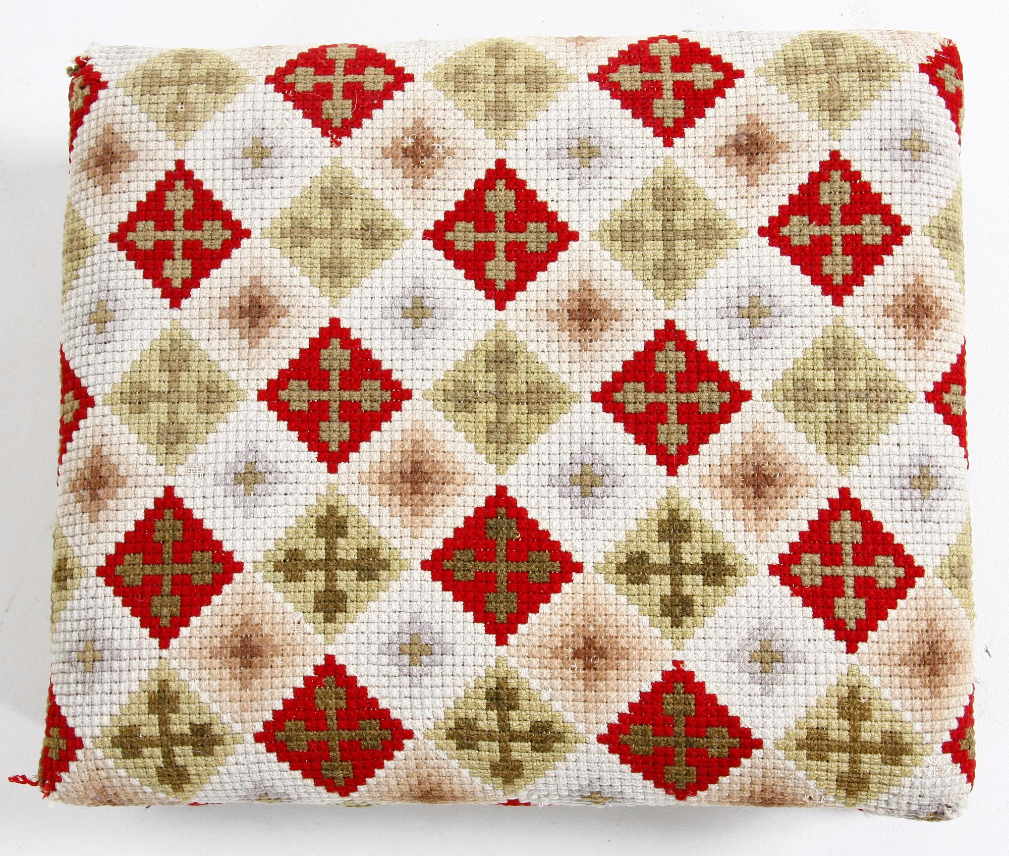 FOTPALL, Karl Johan-stil, tidigt 1900-tal.