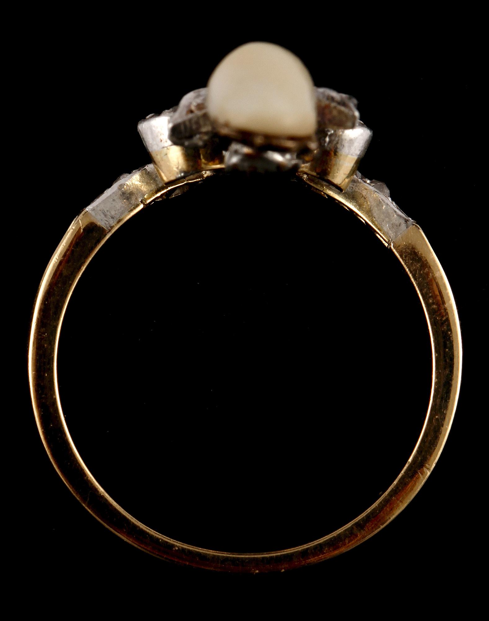 RING, 18k guld och silver med en odlad pärla och 20 fasettslipade små diamanter, 1900-tal. Vikt 4 g.