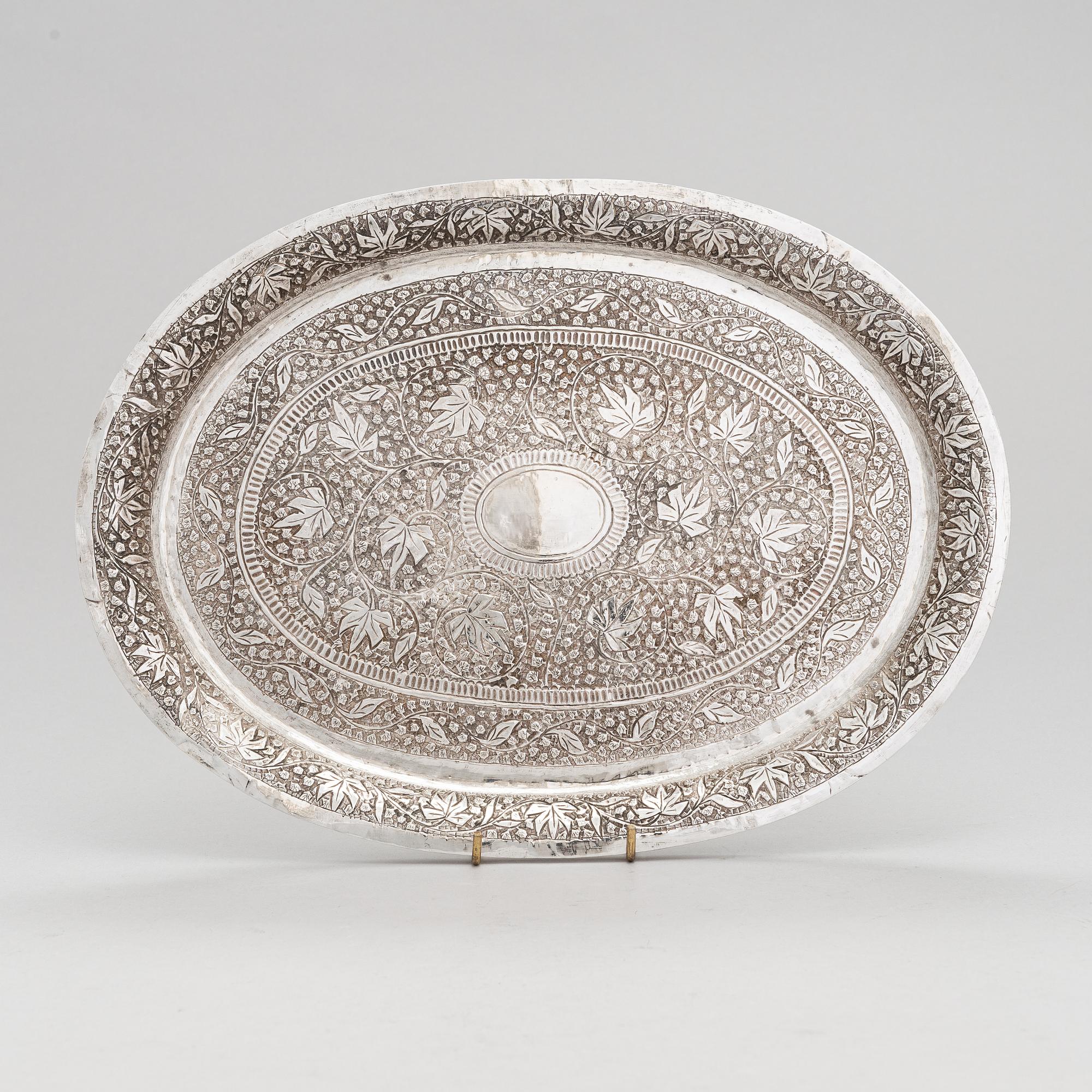 Silverföremål, 9 st: fat, tre servettringar och fem bägare, sannolikt Indien, 1900-tal.