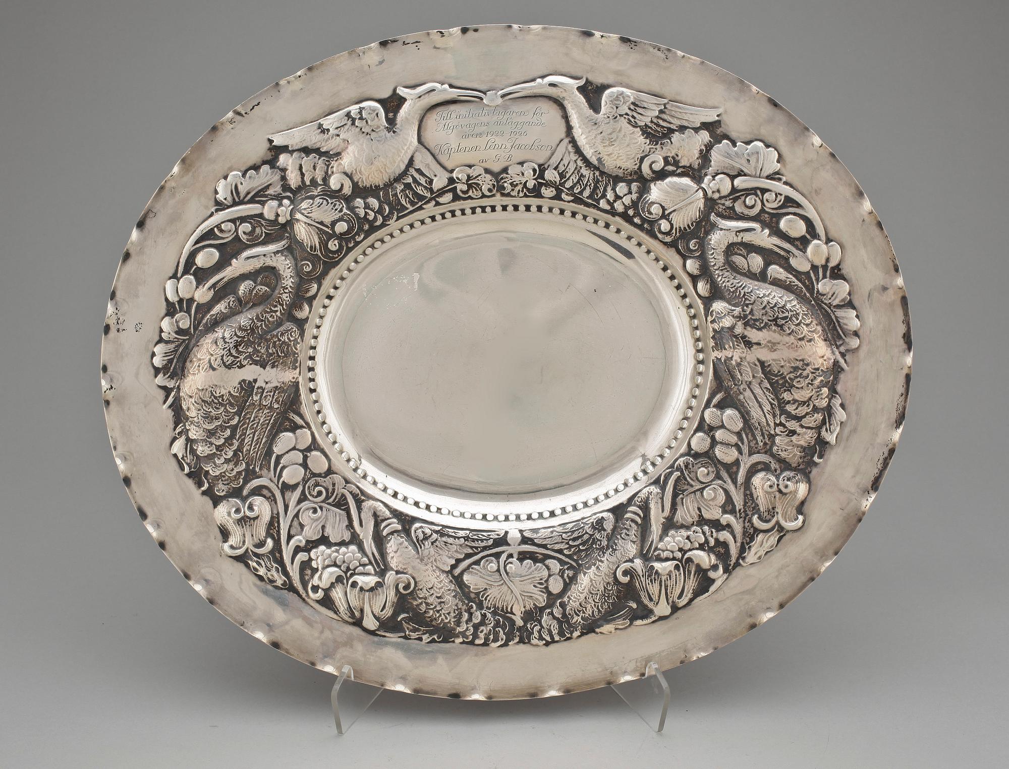 PRESENTERFAT, silver, barockstil, C G Hallberg, 1920. Vikt 1290 g.