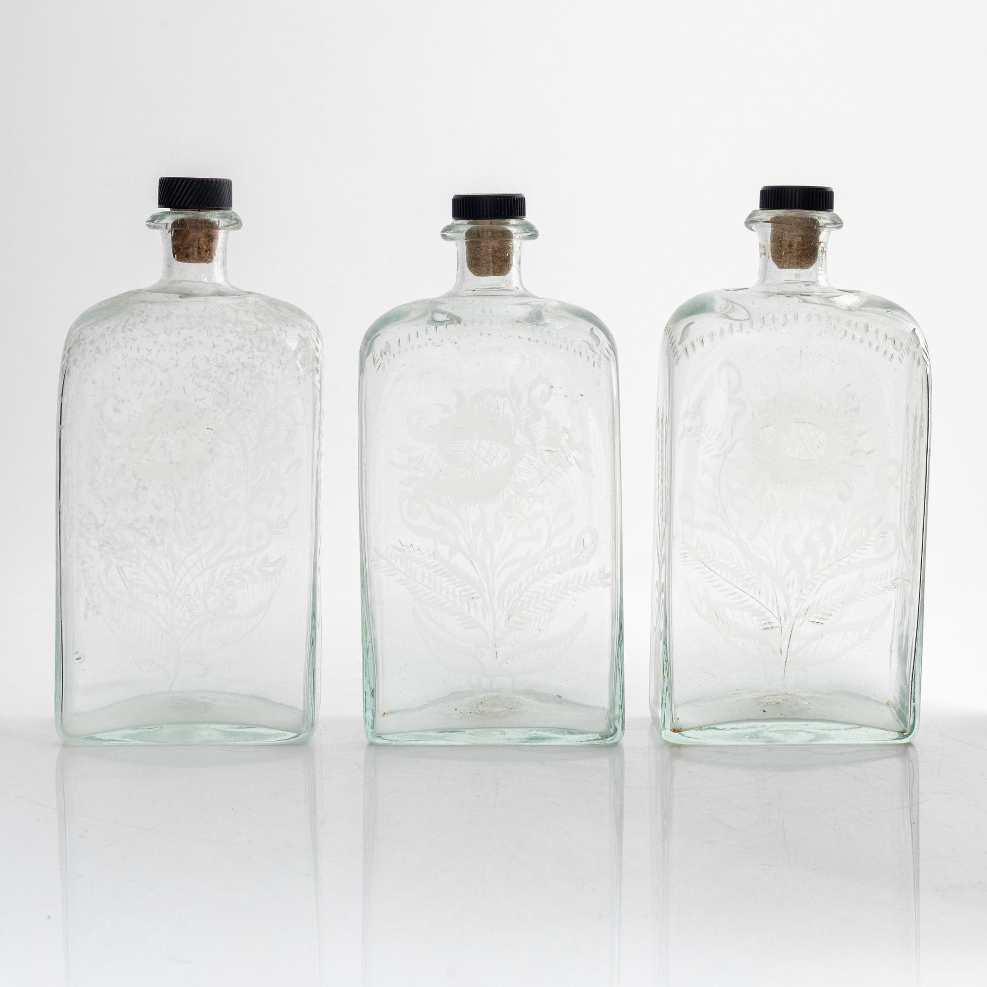 Brännvinsflaskor, 3 st, i schatull, Cederbergs Glasbruk, 1800-talets första hälft.