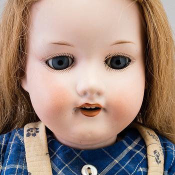 A DOLL FROM Armand Marseille MODELL NR 390. EARLY 20TH CENTURY.