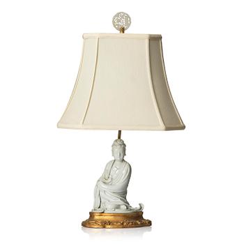 1002. Guanyin/lampa, blanc de chine. Kina, sen Qingdynasti/omkring 1900.