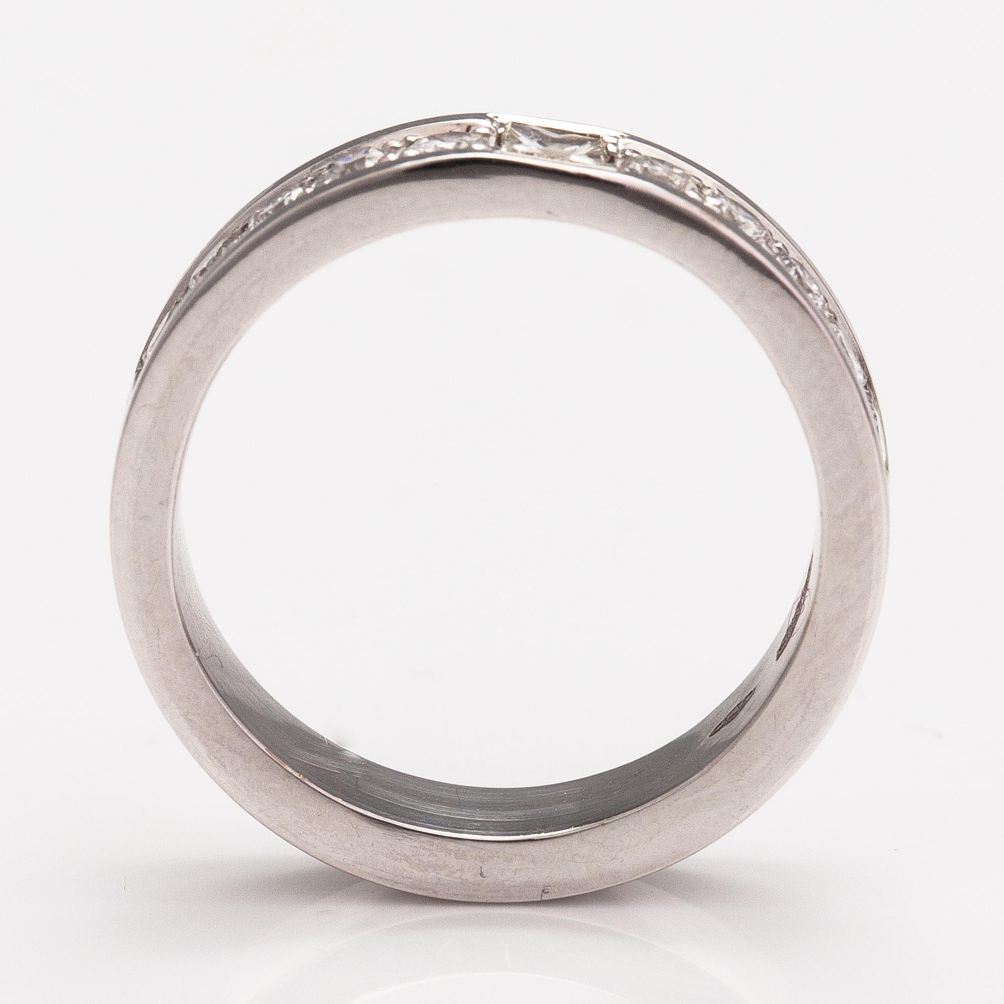 An 18K gold ring with diamonds ca. 0.44 ct in total.