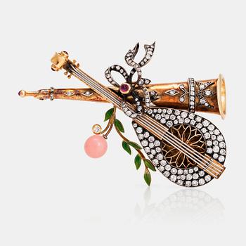 1023. BROSCH "Mandolin och blåsinstrument" med diamanter, emalj, rubin samt conchpärla Ø 7.2mm.