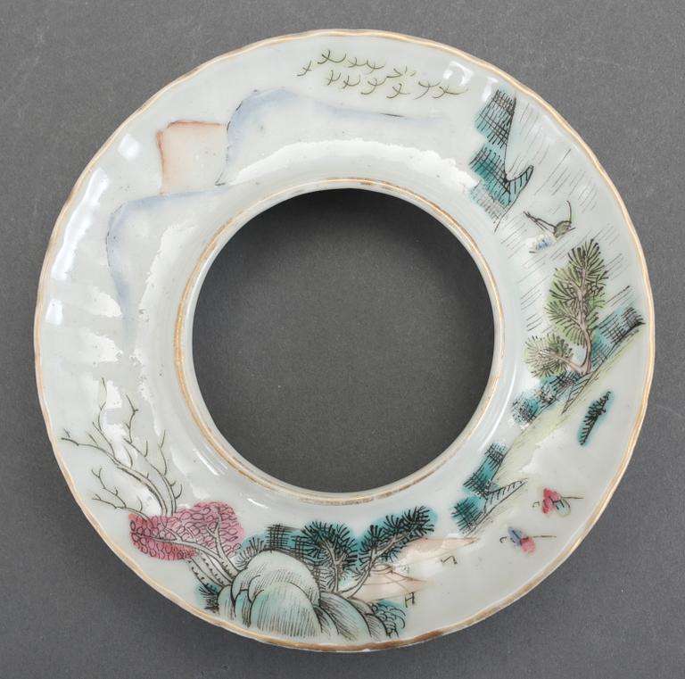 SKÅL PÅ SOCKEL, porslin, 1800-talets slut/1900-talets början.
