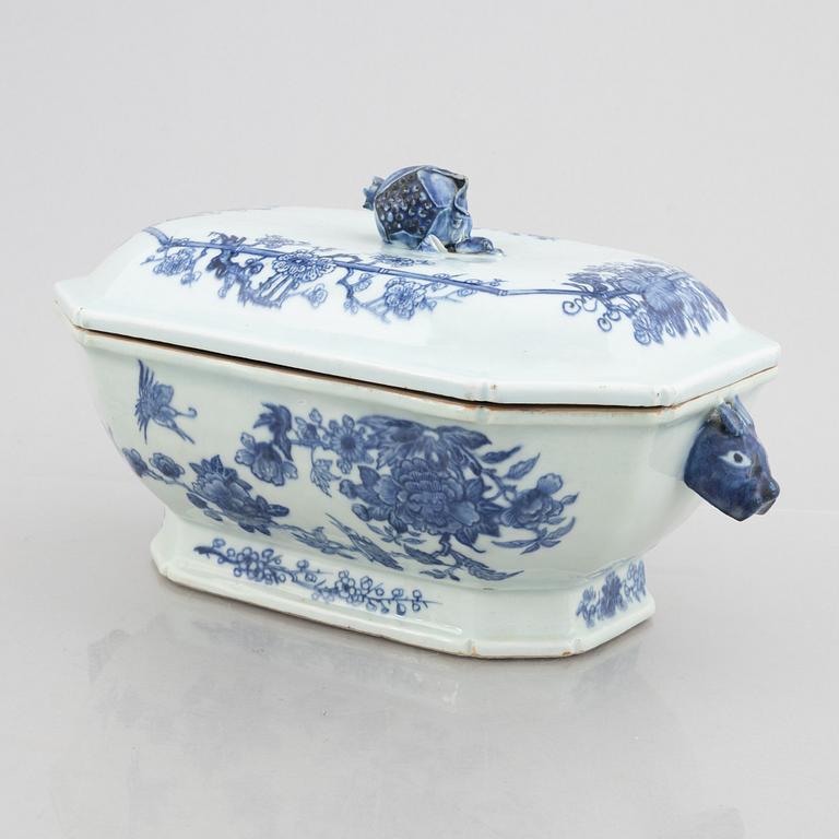 An export porcelain tureen with cover, China, Qianlong (1736-96).