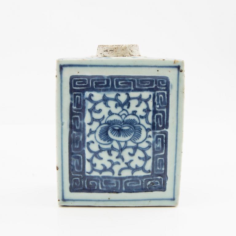 Table lamp (vase) and tea caddy. Late Qing dynasty, late 19th century porcelain.