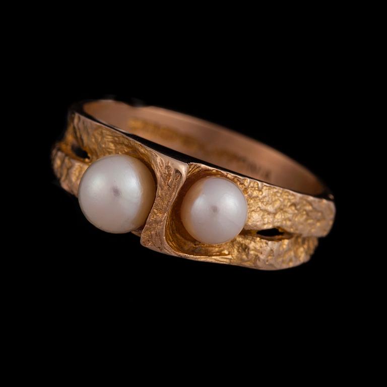 RING, "Viskning", 14K guld, två pärlor, Björn Weckström, Lapponia 1975. Vikt ca 4 g.