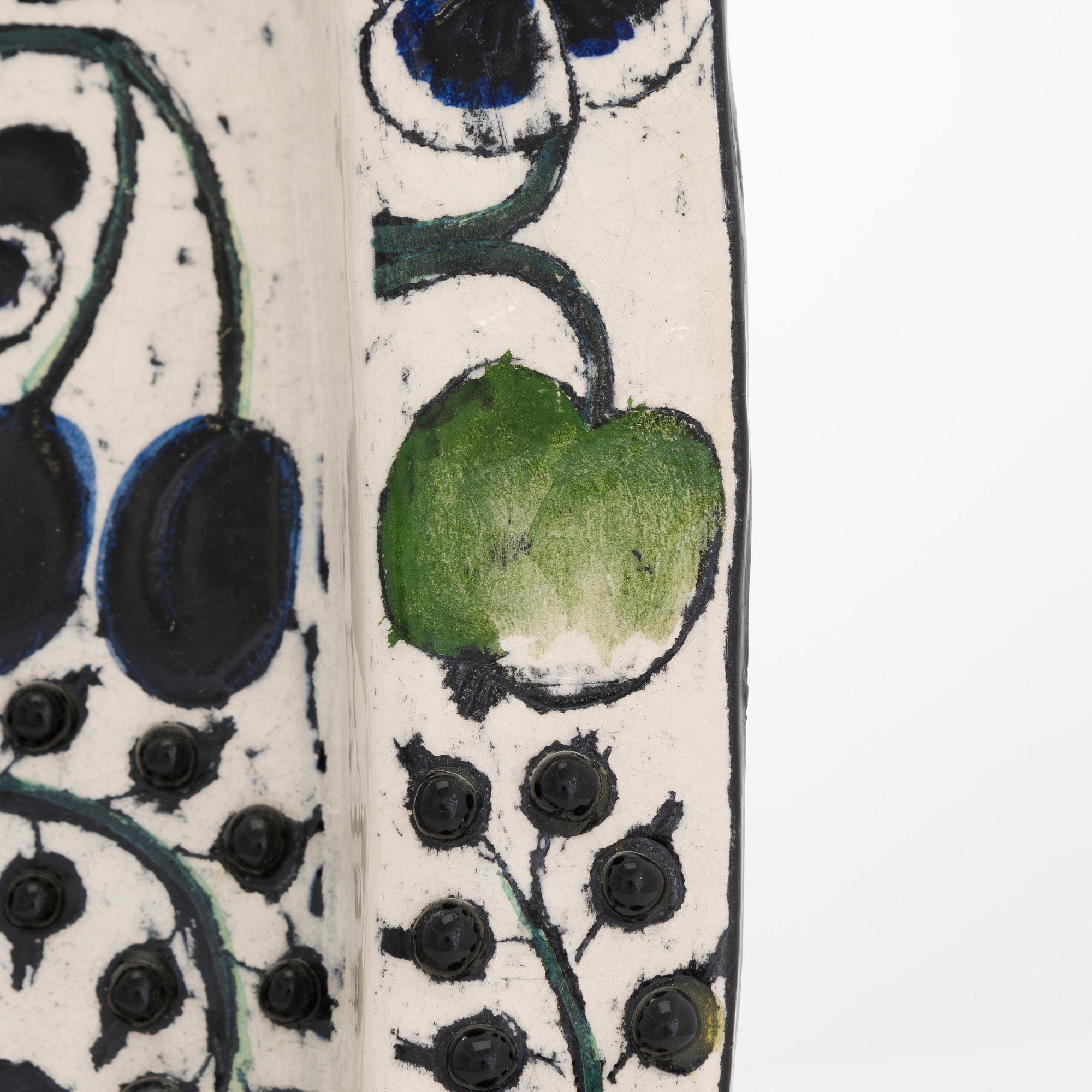 Birger Kaipiainen, a decorative ceramic plate, signed Kaipiainen.