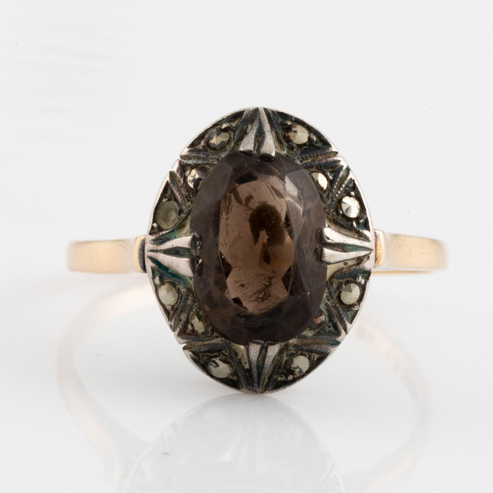 Ring, 18K guld med rökkvarts och markasiter.