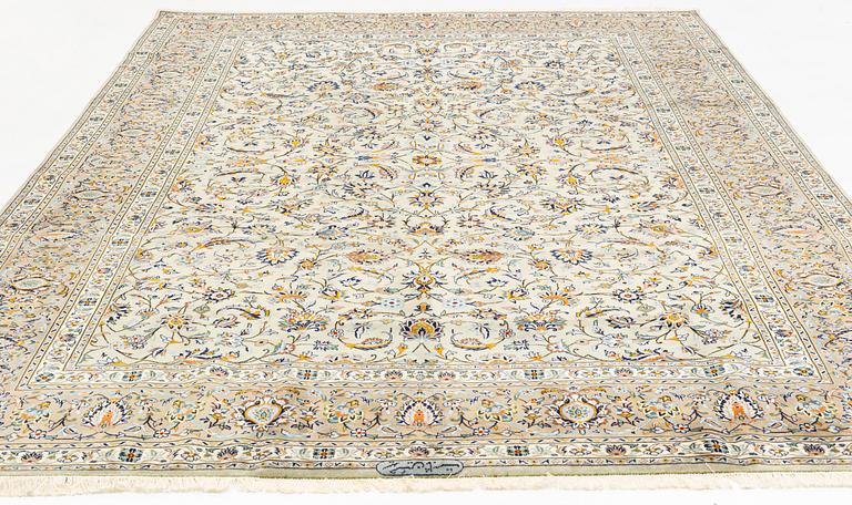 A Kashan carpet, ca 395 x 277 cm.