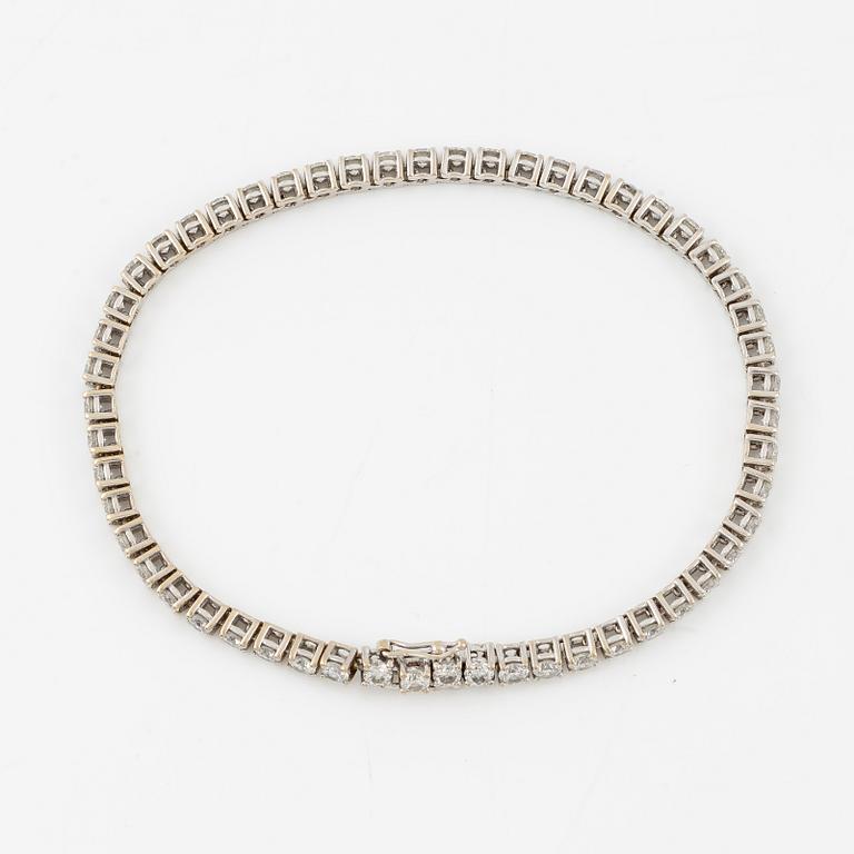 Tennis bracelet 18K white gold with round brilliant-cut diamonds.