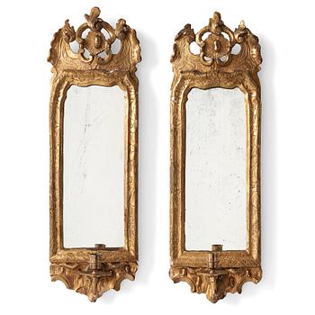 72. A pair of Italien 18th/19th Century one-light girandole mirrors.