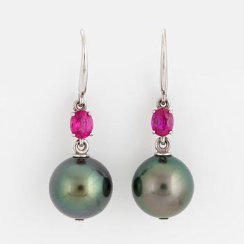 EARRINGS, 18K white gold with pink sapphires and Tahiti pearls.