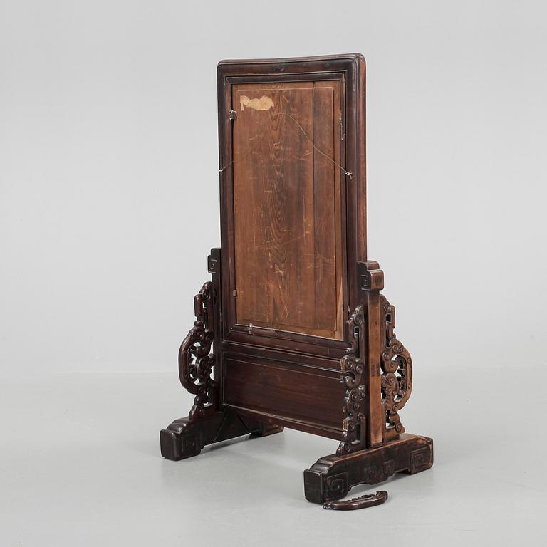 BORDSPEGEL, Kina, 1900-tal.