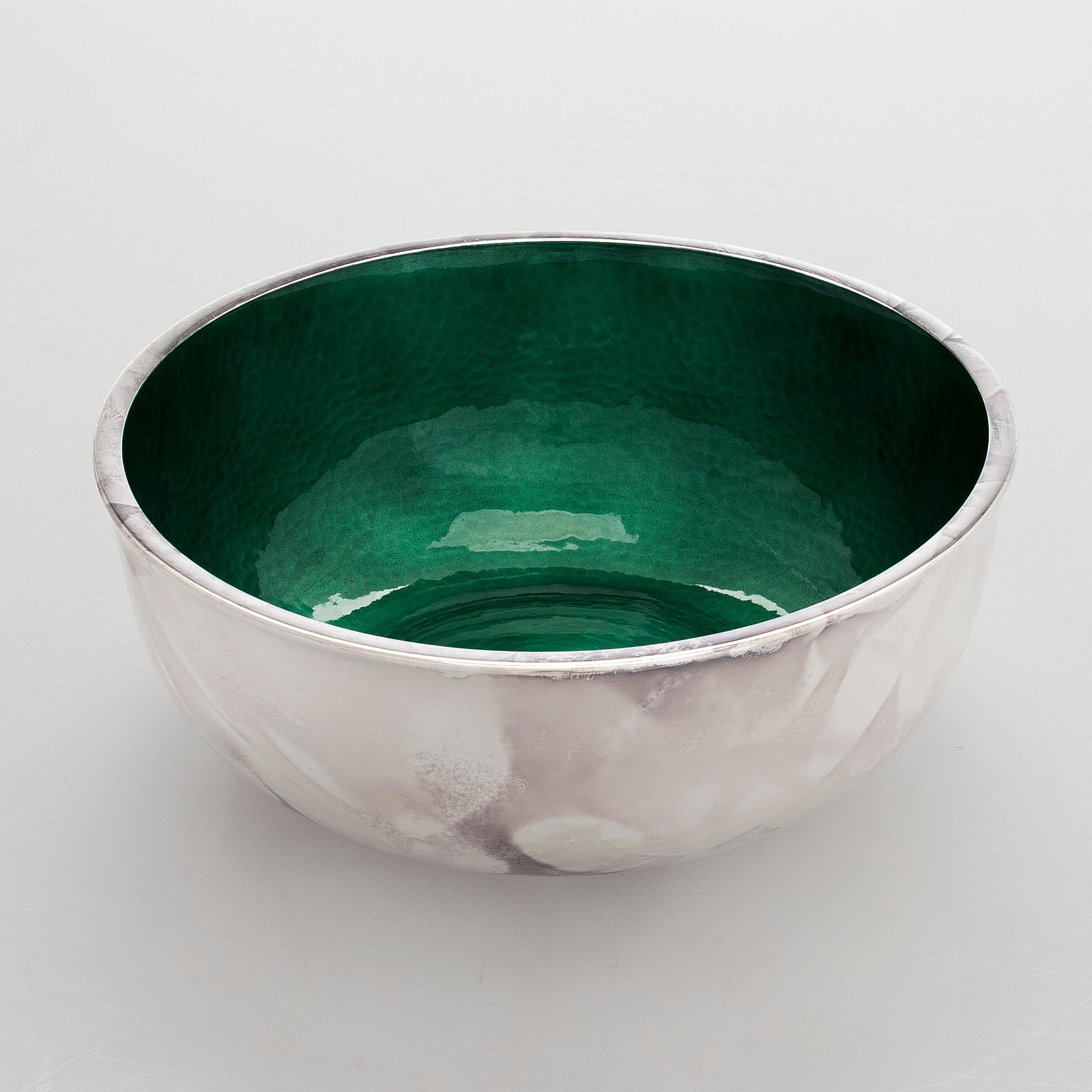 A. Tillander, skål, sterlingsilver och emalj, Åbo 2005.