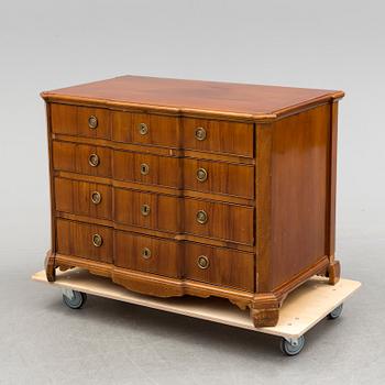 A mahogany chest of drawers, 19th Century.