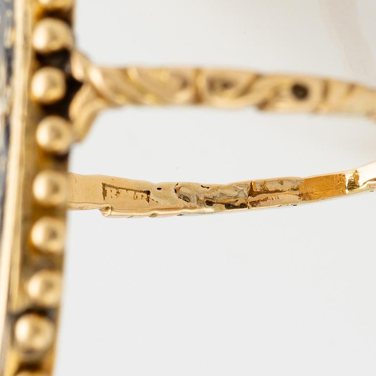 Ring, ovalformad, 18K guld med svart emalj och rosenslipad diamant, 1800-tal.