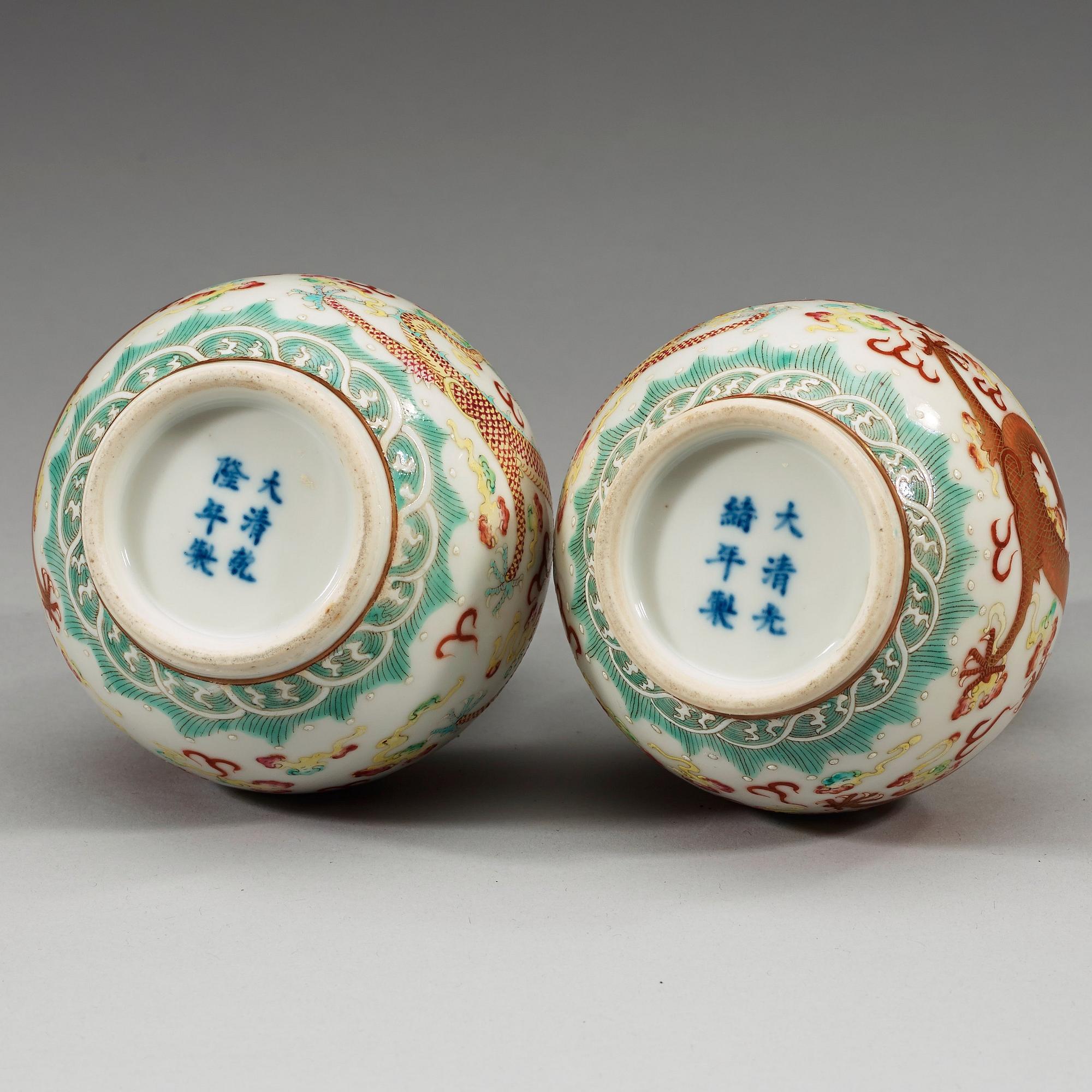 VASER, ett par, porslin. Republik (1912-49) med Guangxu respektive Qianlong sex karaktärers märke.