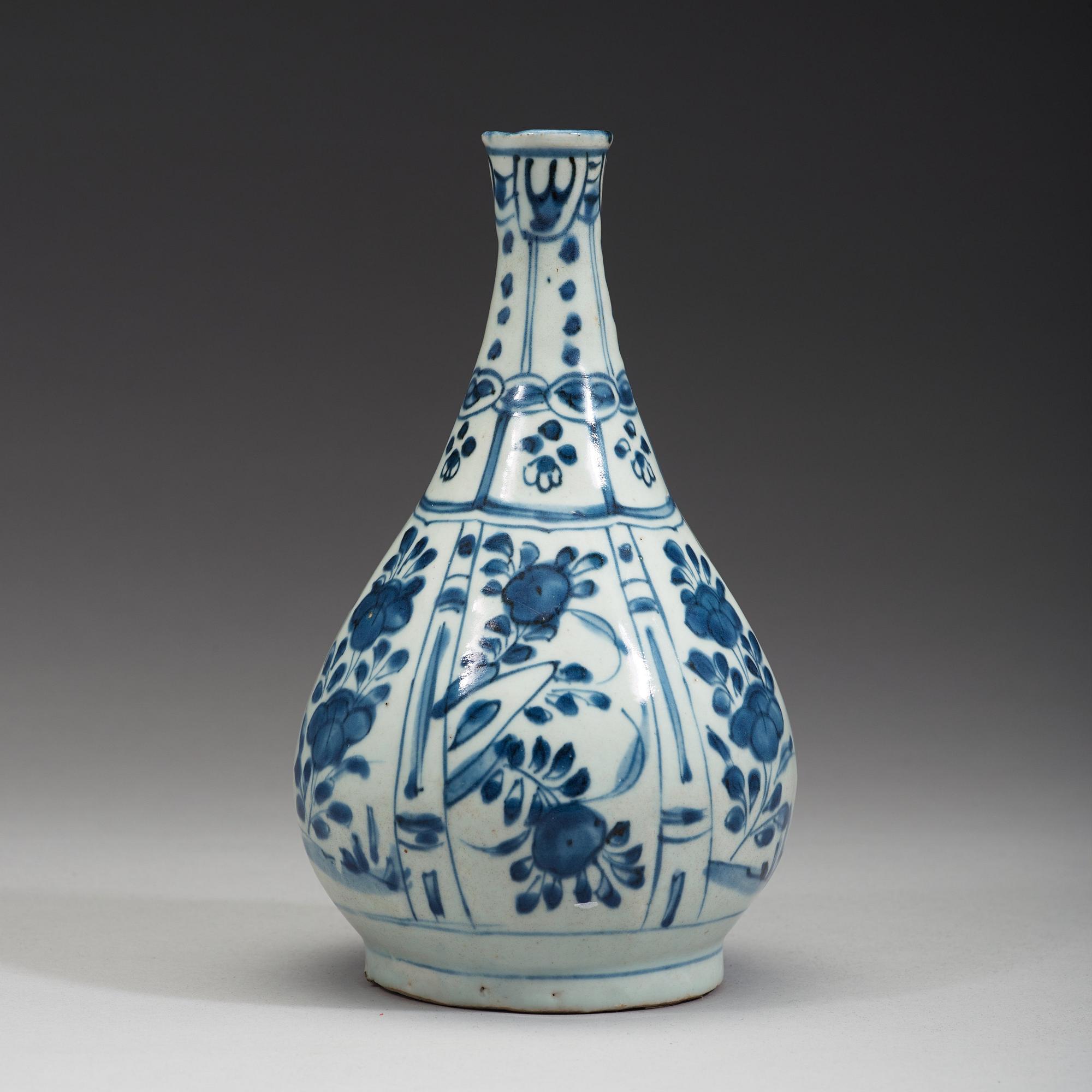 A blue and white porcelain bottle vase, Ming dynasty, Wanli (1572-1620).