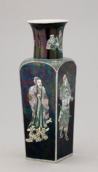 VAS, porslin, Kina, Wushangpu-stil, 1800-tal.