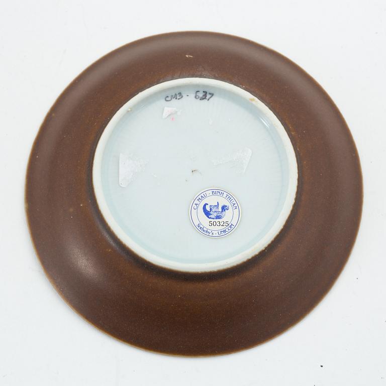 A group of eight blue and white and capuciner glazed dishes, Qing dynasty, Kangxi (1662-1722). "The Ca Mau Shipwreck".