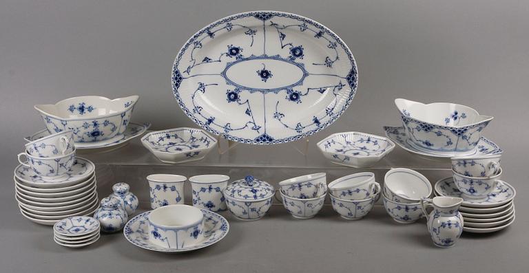 MAT- OCH KAFFESERVIS, 83 delar, porslin, "Musselmalet", mest räfflad, Royal Copenhagen.