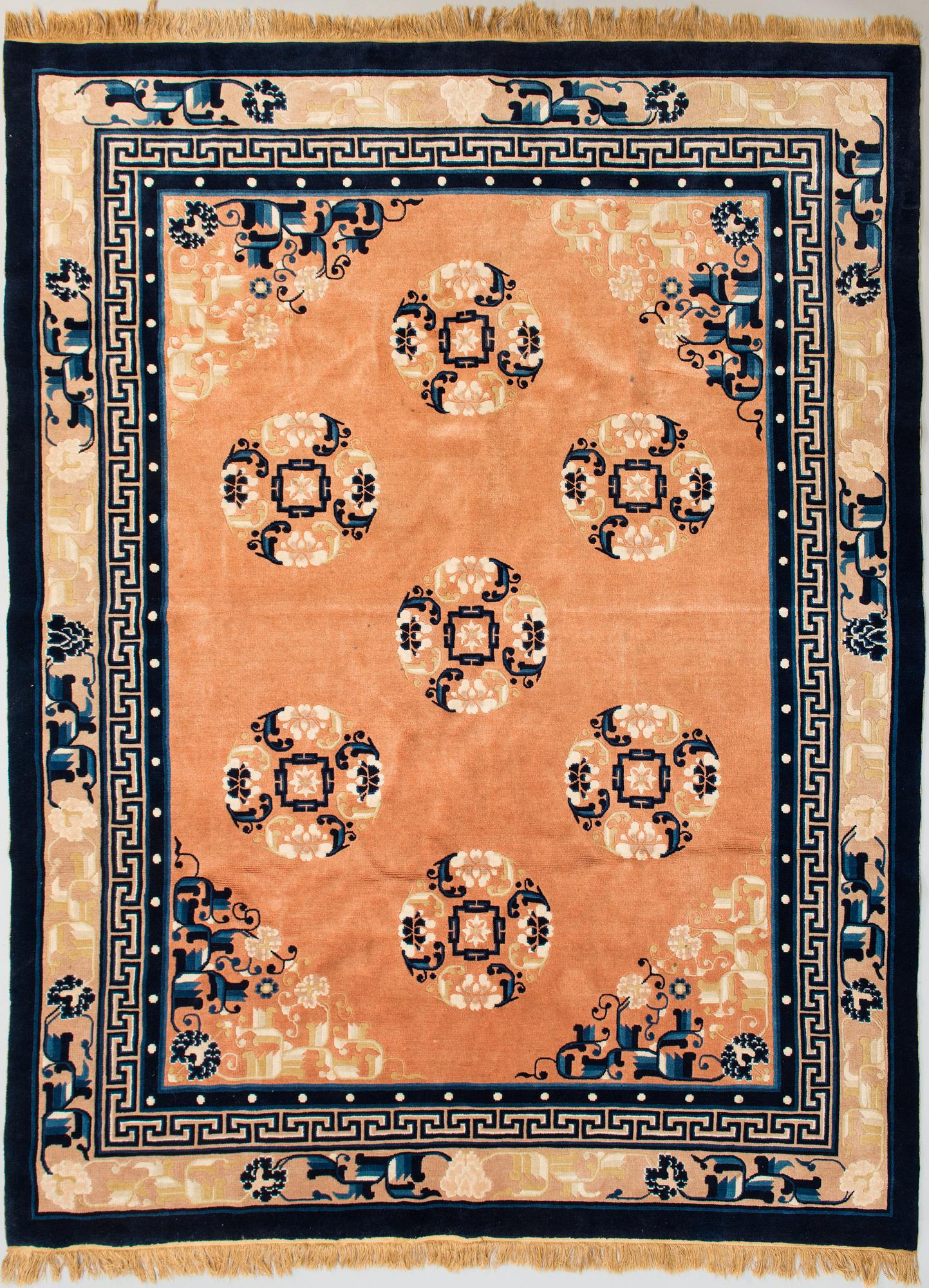 A Chinese carpet. Circa 246x186 cm.