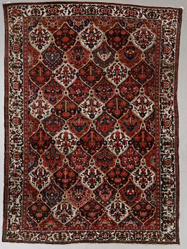 SEMI-ANTIQUE BAKHTIARI. ca 295x215 cm.