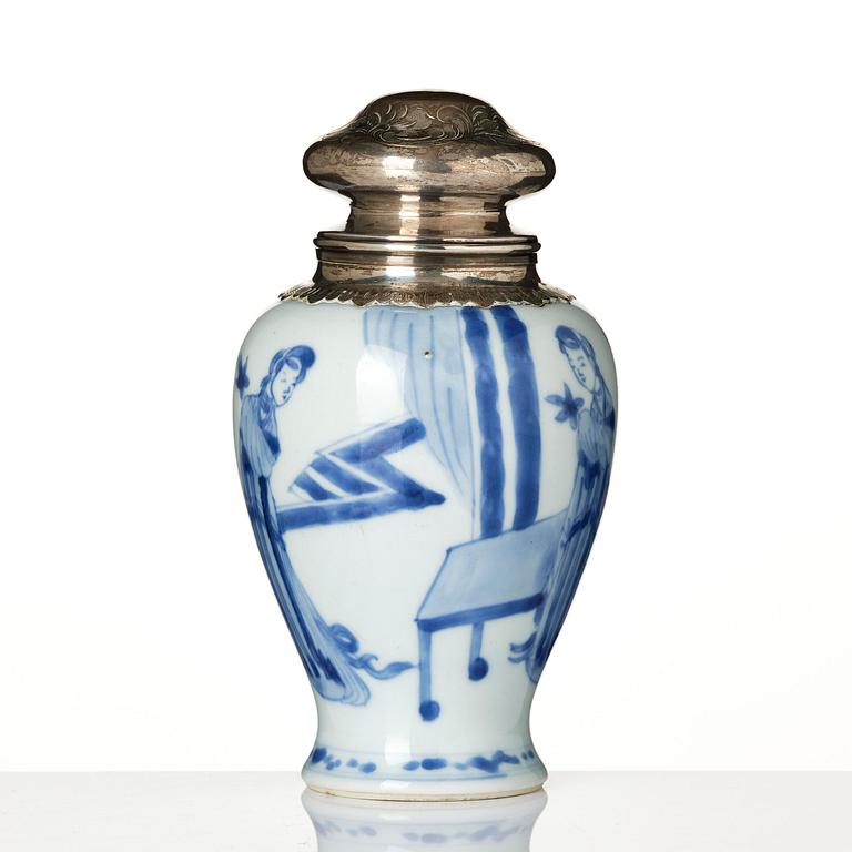 A blue and white tea caddy with silver mount, Qing dynasty, Kangxi (1662-1722).