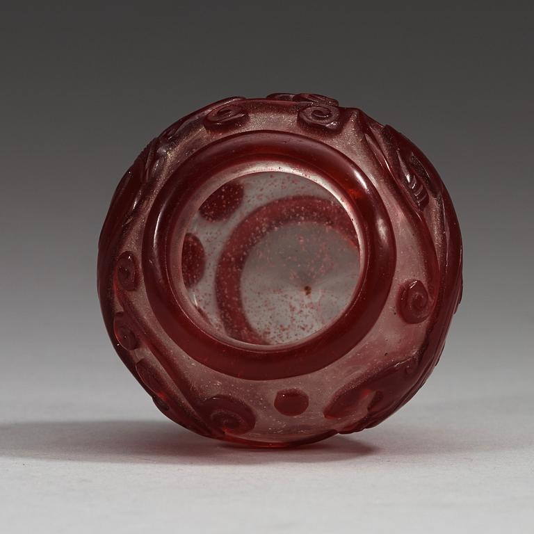 A Peking glass brush washer, late Qing dynasty.