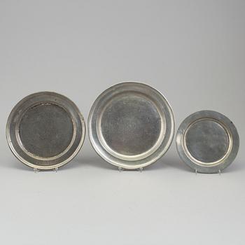 A mixed lot of five 18th century pewter dishes.