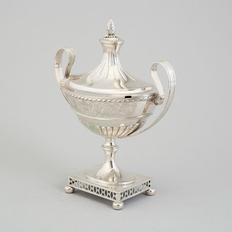 A Gustavian style silver sugar bowl with lid, SP Linköping, 1896.