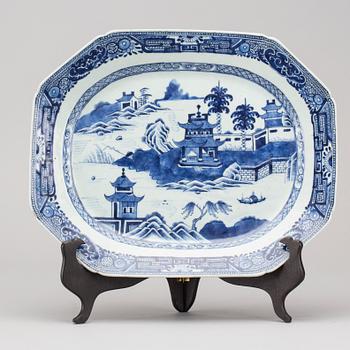 A blue and white Chinese porcelain serving dish, Qianlong (1736-95).