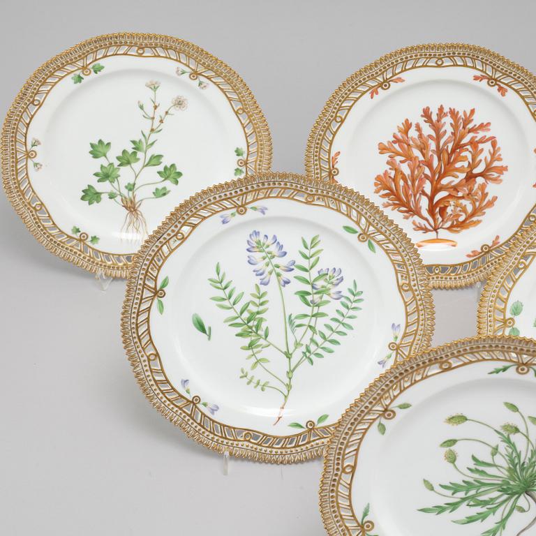 A set of 6 Royal Copenhagen 'Flora Danica' dessert dishes, Denmark, 20th Century.