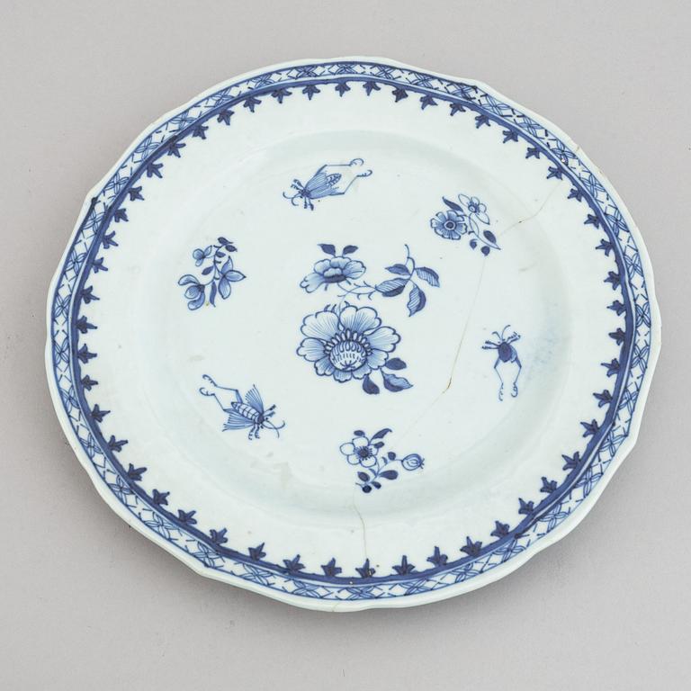 Fat, två stycken, samt tallrikar, porslin. Qingdynastin, Qianlong (1736-95).
