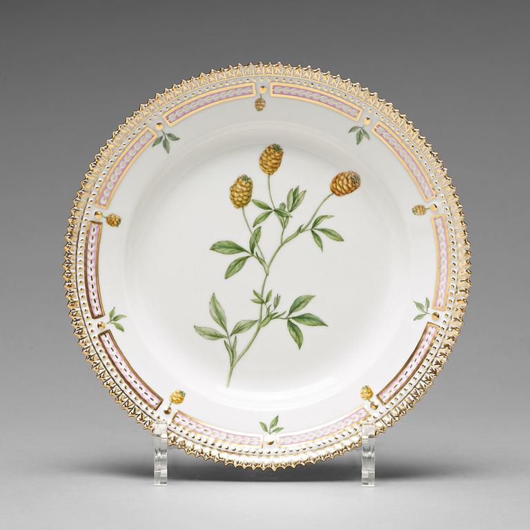 ASSIETTER, 12 stycken, porslin. "Flora Danica", Royal Copenhagen, Danmark, 1900-tal.