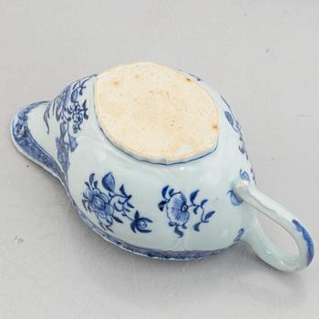 A Chinese blue and white sauceboat with stand, Qing dynasty, Qianlong (1736-95).