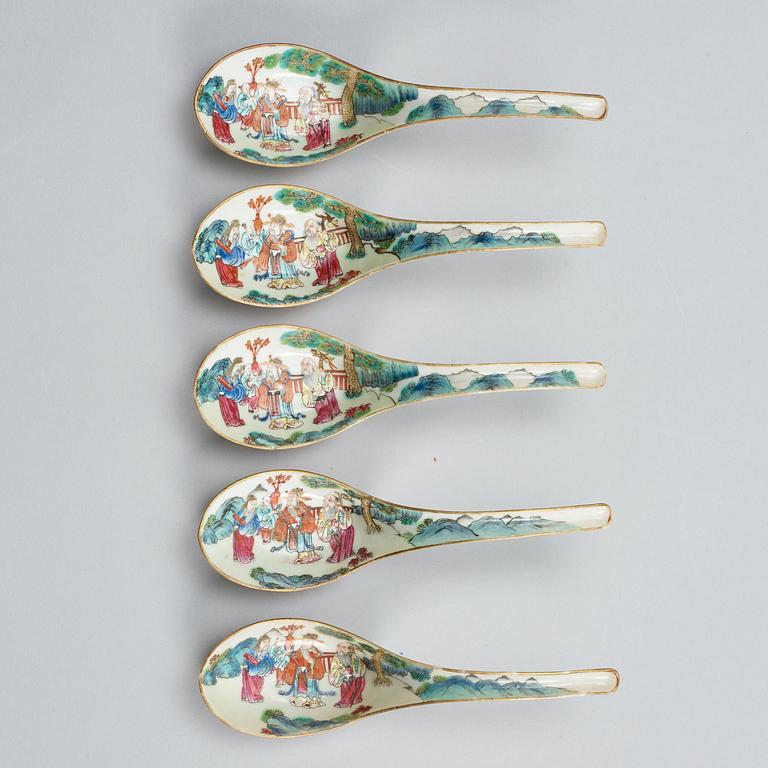 SKEDAR, fem stycken, porslin. Qingdynastin, 1800-tal.