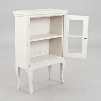 VITRINSKÅP, 1900-talets första hälft.